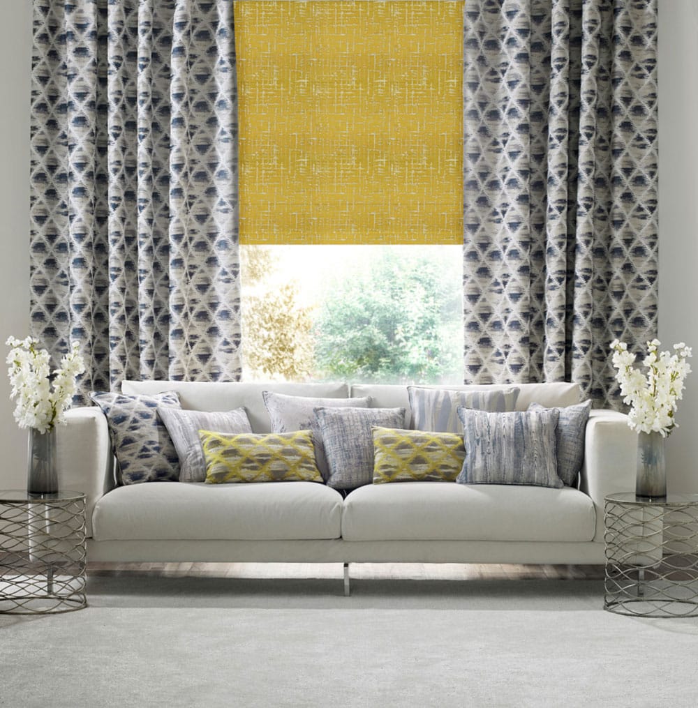 Get some window blind inspiration from this curtain and window blind combination